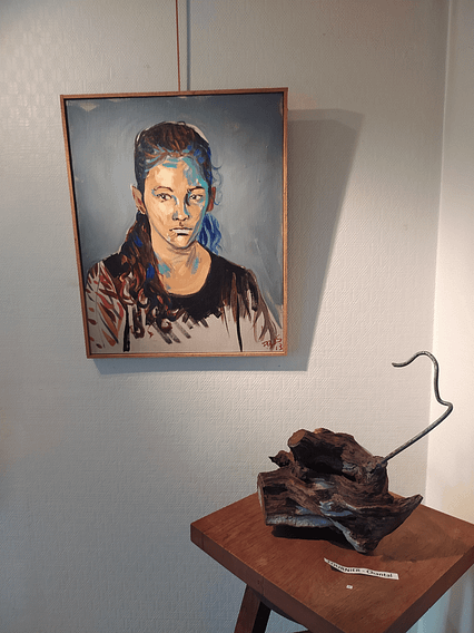 Portrait réalisé par Fred Bos, sculpture réalisée par Chantal Fournier, exposition de l'association Gouter d'Art au musée municipal de Moret-Loing-et-Orvanne